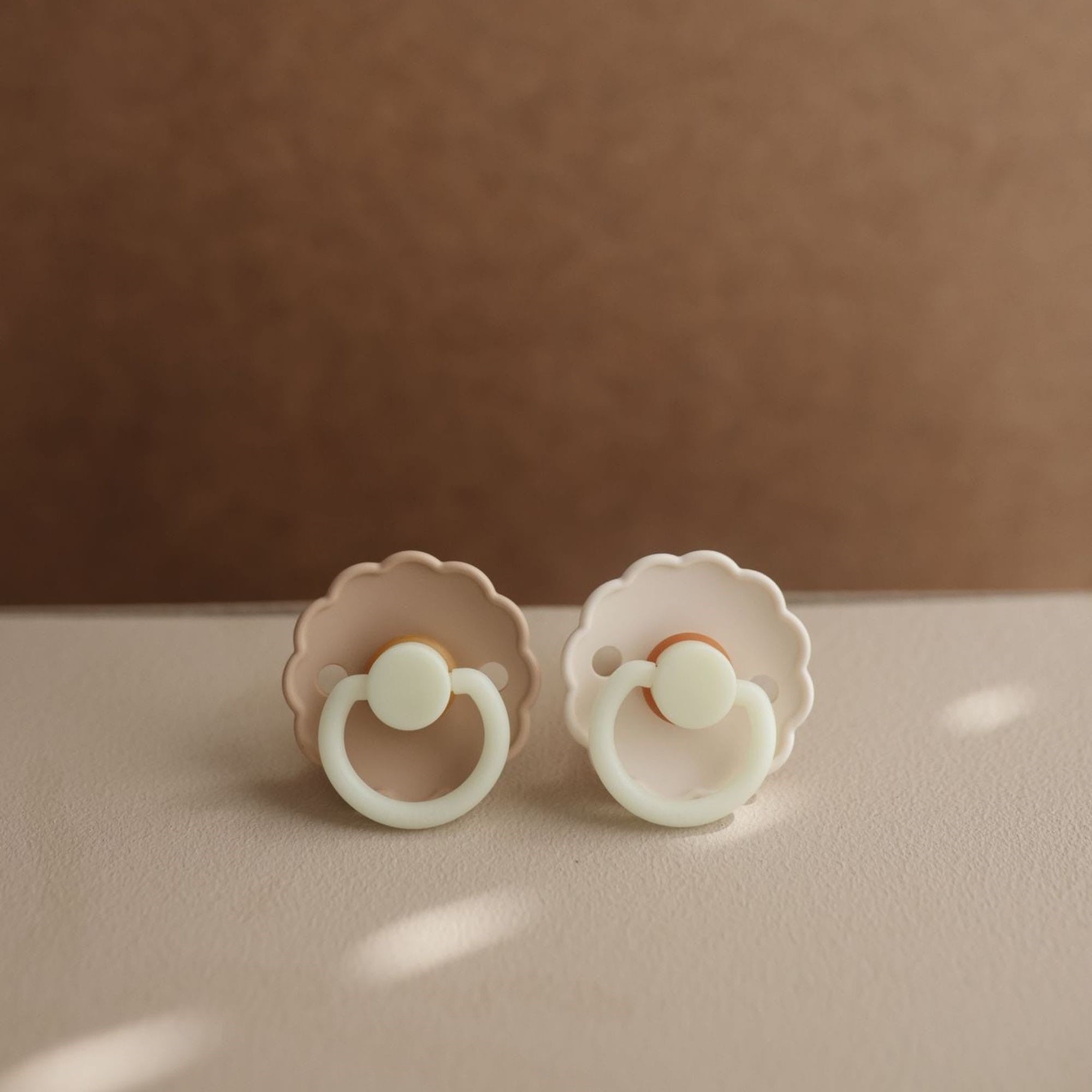 Fopspeen Frigg size 1 (duo-pack) - Daisy NIGHT Cream Croissant